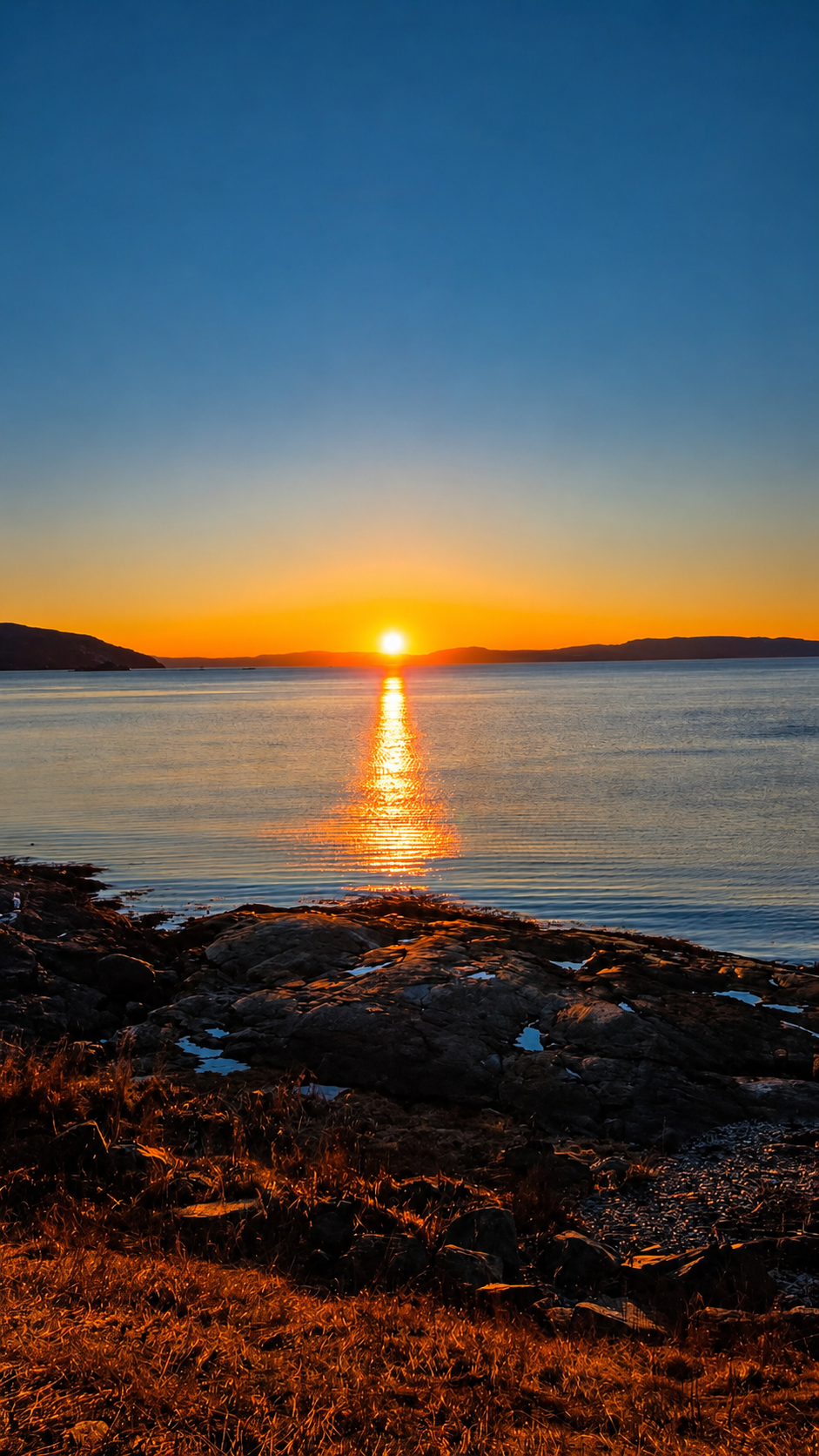 Solnedgang speilet i stille vann