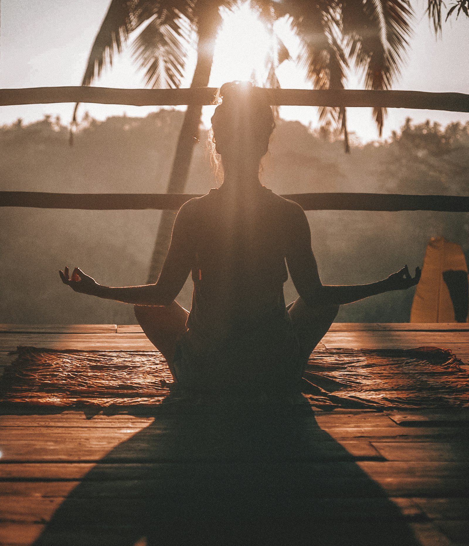 Meditasjon i solnedgang — indre stillhet og energiarbeid ved Light of Soul School of Energy